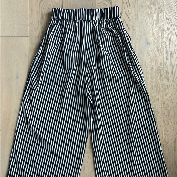 Striped Cropped Pants - Picture 6 of 6